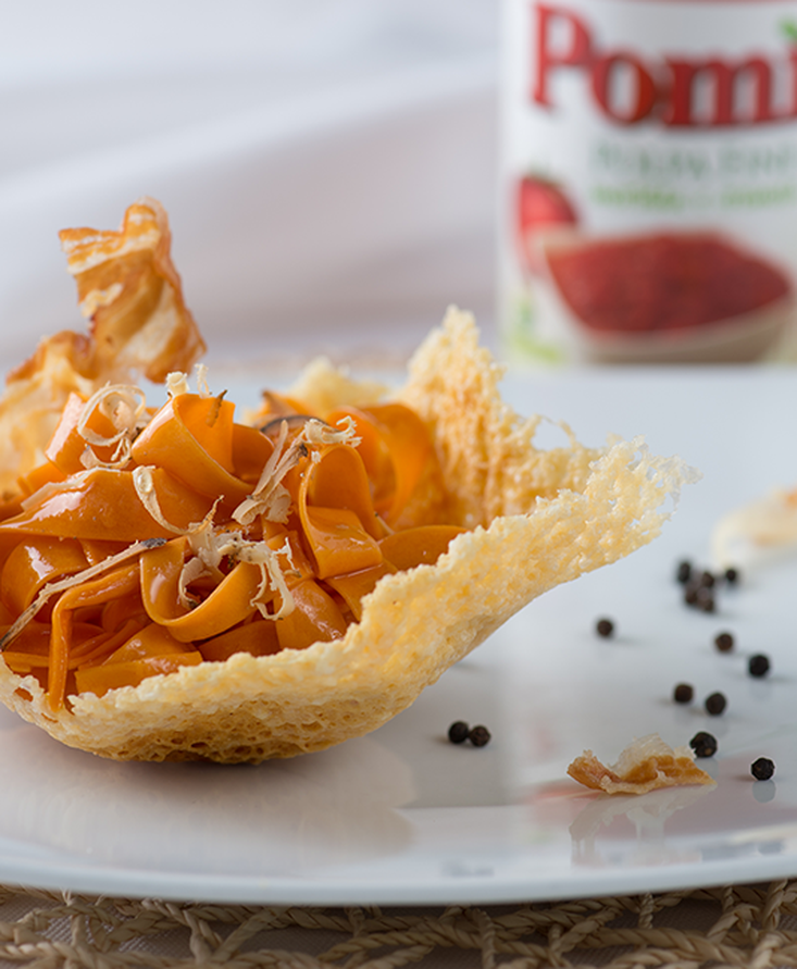 Tagliatelle di amatriciana, cestino di pecorino e guanciale croccante