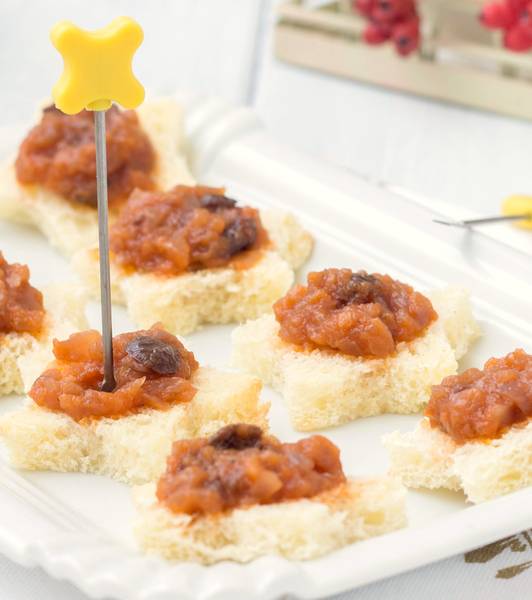 Tartine per aperitivo con crema di cipolle olive e pomodoro