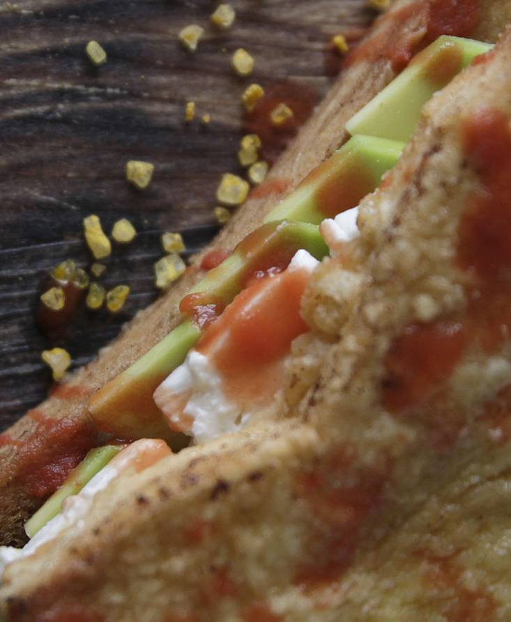 Tostada francesa con aguacate, queso feta y jugo de tomate