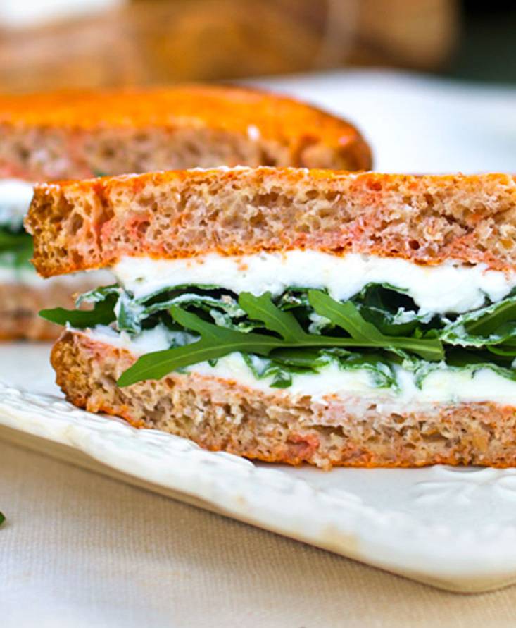 French Toast al pomodoro con caprino e rucola