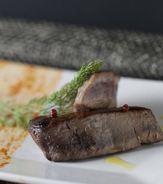 Fresh tuna steaks with tomato, balsamic vinegar, pink pepper and wild fennel