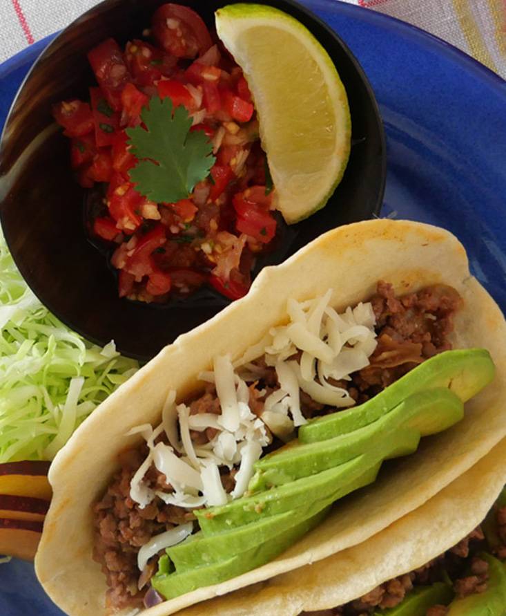 手作りトルティーヤとジューシーなチリコンカンにアボカドを添えて