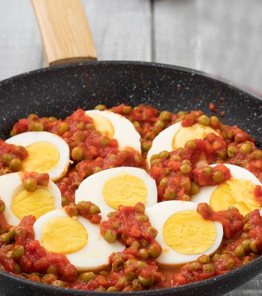 Uova sode al sugo e piselli