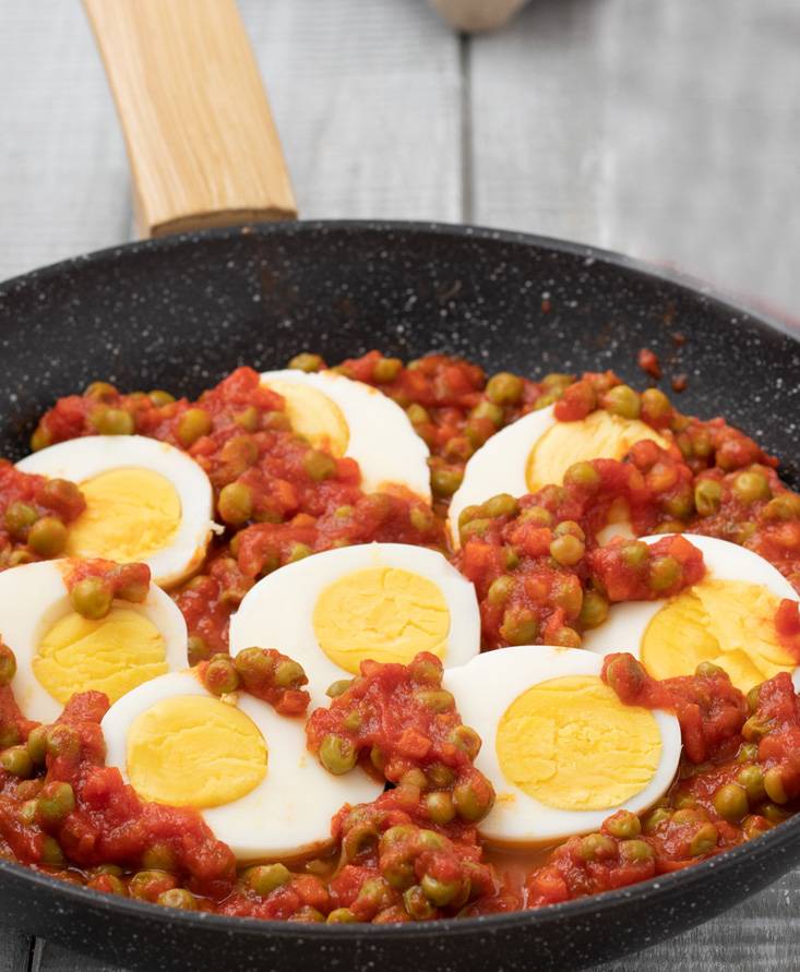 Uova sode al sugo e piselli