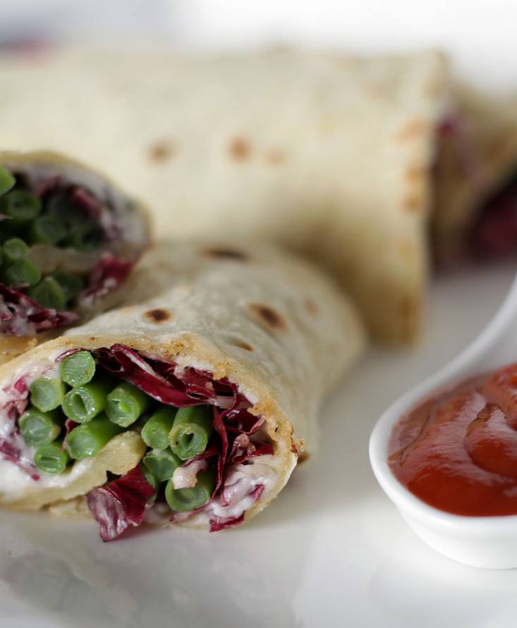 Veggie wrap con formaggio di riso alle alghe, fagiolini scottadito, radicchio rosso e Ketchup Pomì
