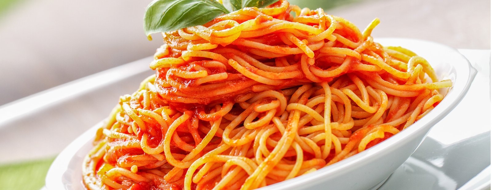 Pasta with tomato sauce: let’s discover spaghetti, once called “maccheroni”, a simple recipe that has conquered the world