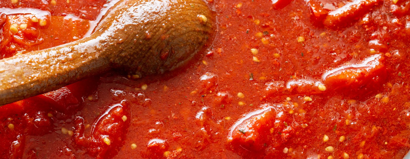 Spicy tomato sauce: how to make it at home with Pomì